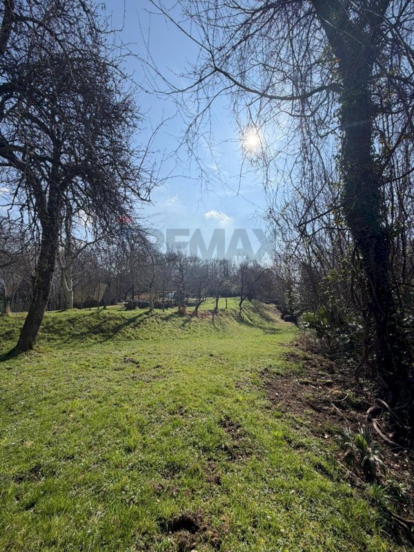 terreno edificabile in vendita ad Agra