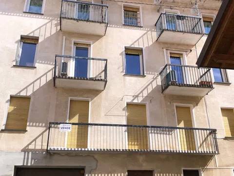 appartamento in vendita ad Agra
