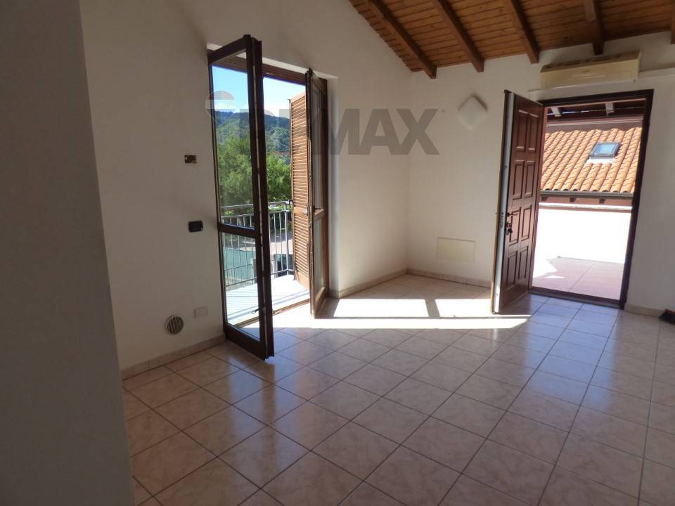appartamento in vendita ad Agra