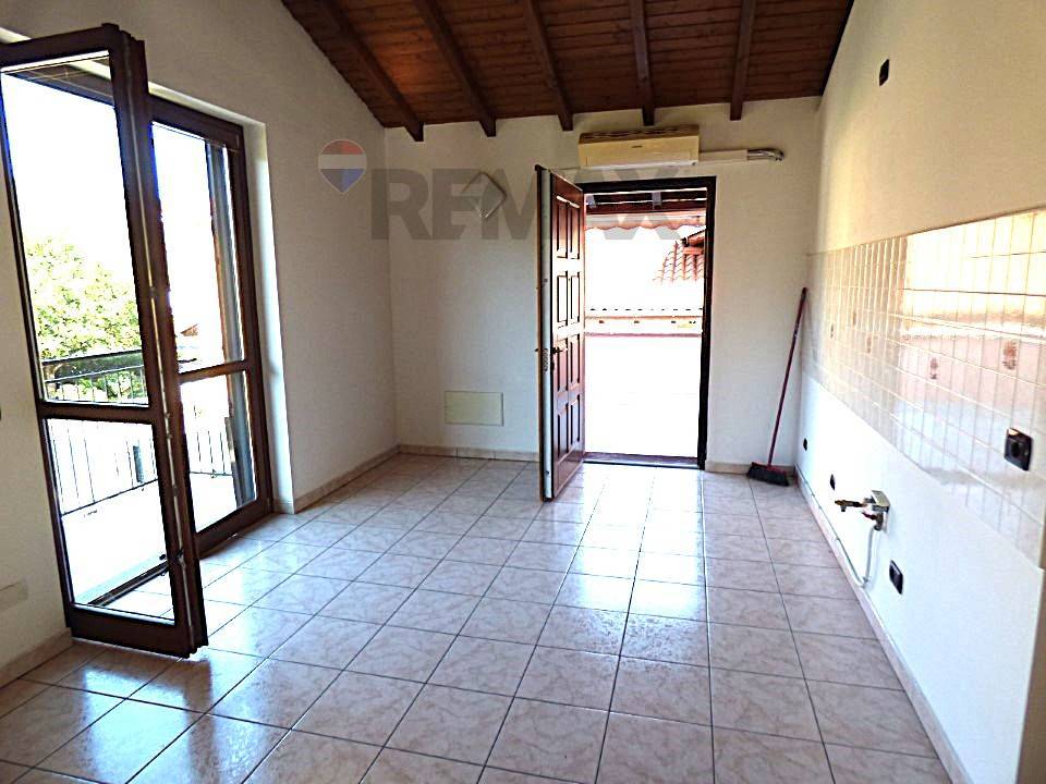 appartamento in vendita ad Agra