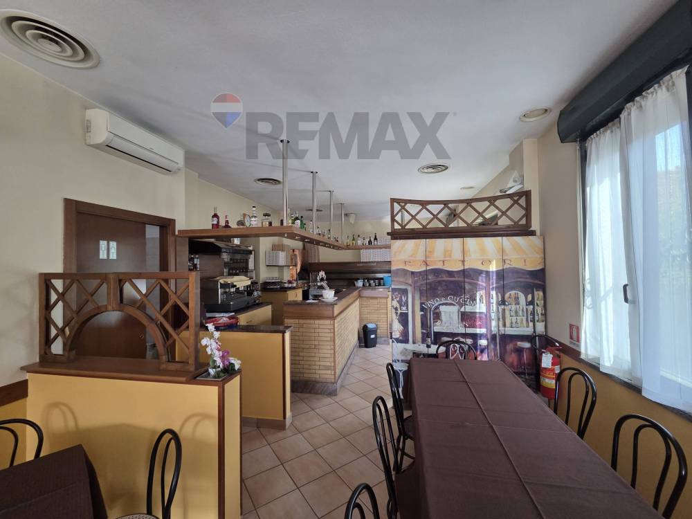 locale commerciale in vendita ad Agra