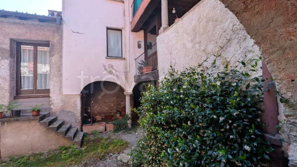 appartamento in vendita ad Agra