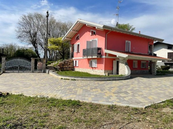 casa indipendente in vendita ad Albizzate