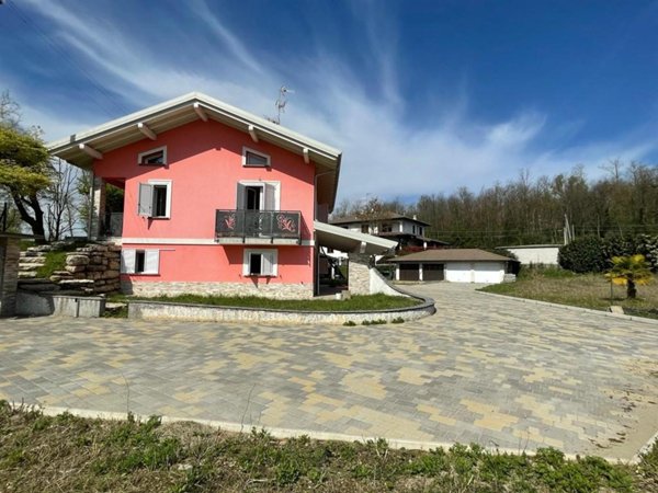 casa indipendente in vendita ad Albizzate