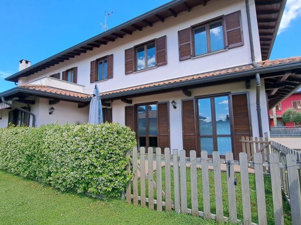 casa indipendente in vendita ad Albizzate