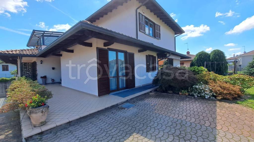 casa indipendente in vendita ad Albizzate