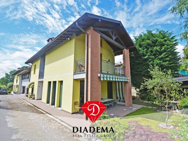 casa indipendente in vendita ad Albizzate