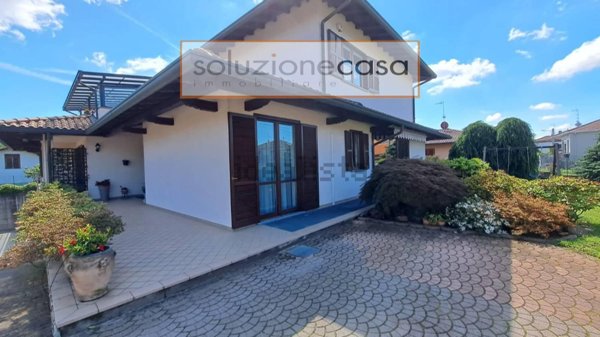 casa indipendente in vendita ad Albizzate