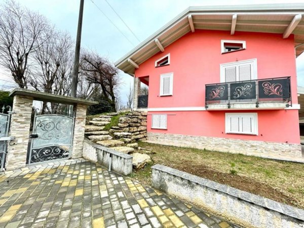 casa indipendente in vendita ad Albizzate