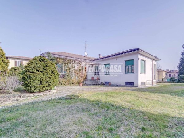 casa indipendente in vendita ad Albizzate