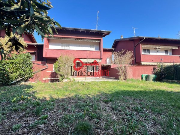 casa indipendente in vendita ad Albizzate
