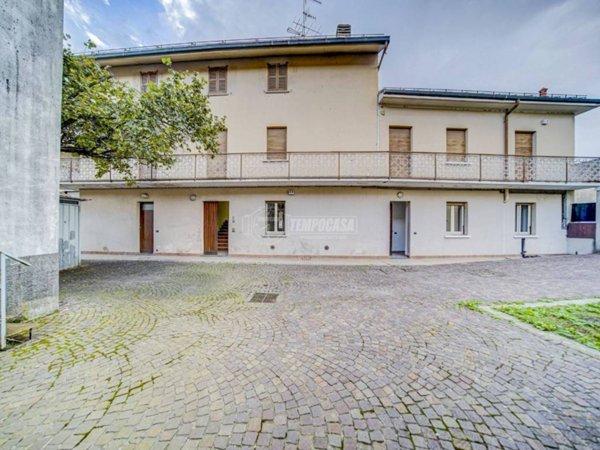 casa indipendente in vendita ad Albizzate