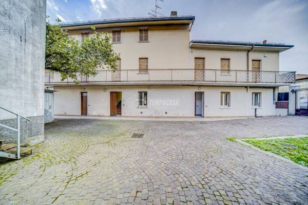 casa indipendente in vendita ad Albizzate