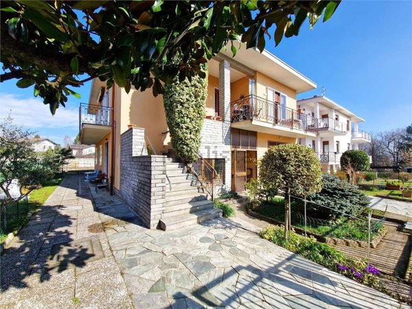 casa indipendente in vendita ad Albizzate