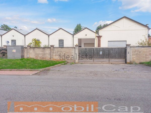 locale commerciale in vendita ad Albizzate