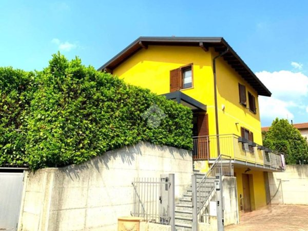 casa indipendente in vendita ad Albizzate