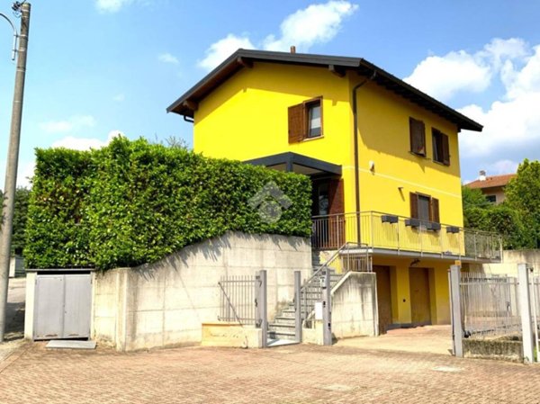 casa indipendente in vendita ad Albizzate