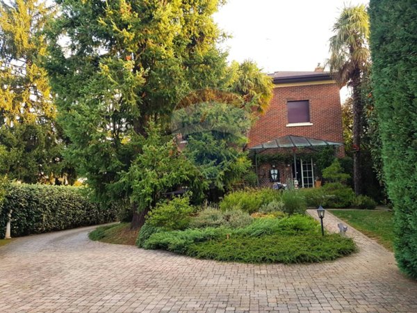 casa indipendente in vendita ad Albizzate