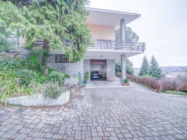 casa indipendente in vendita ad Albizzate