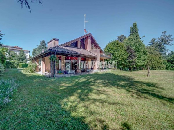 casa indipendente in vendita ad Albizzate