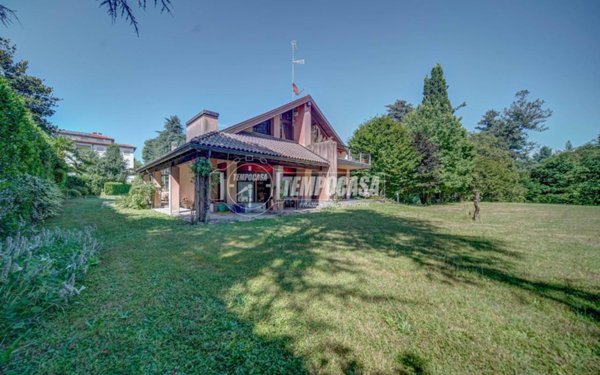casa indipendente in vendita ad Albizzate
