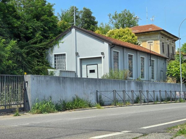 locale commerciale in vendita ad Albizzate