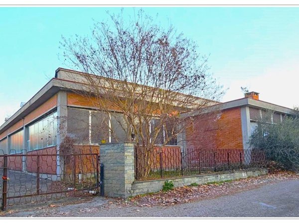 locale commerciale in vendita ad Albizzate