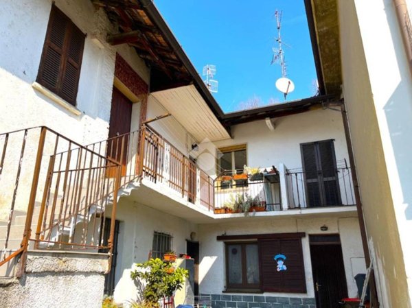 casa indipendente in vendita ad Albizzate