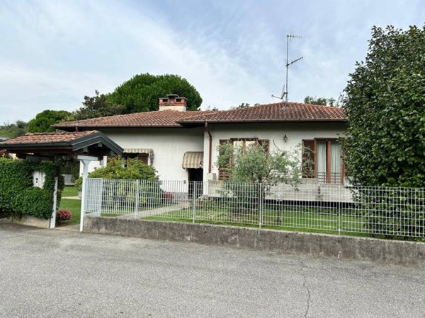 casa indipendente in vendita ad Albizzate