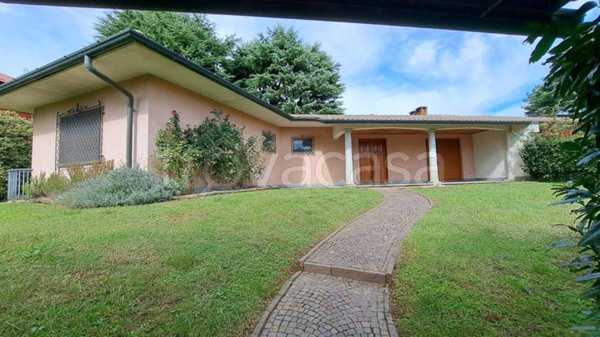 casa indipendente in vendita ad Albizzate