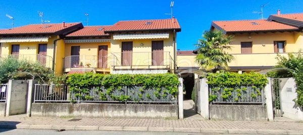 casa indipendente in vendita ad Albizzate