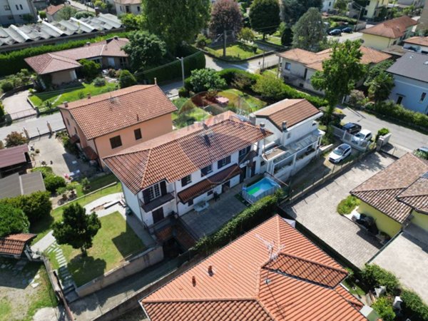 casa indipendente in vendita ad Albizzate