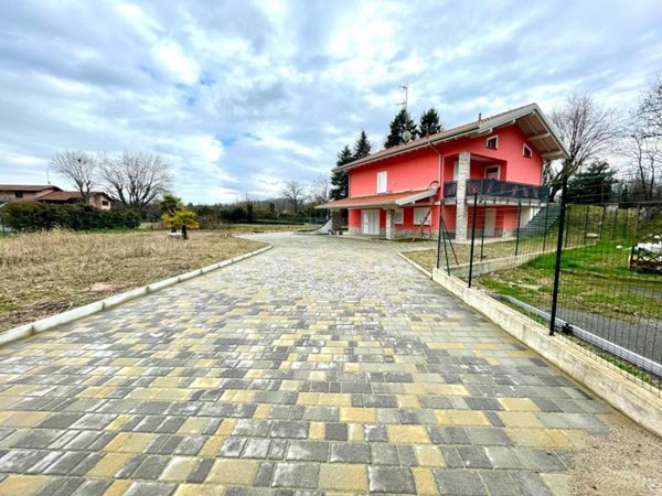 casa indipendente in vendita ad Albizzate
