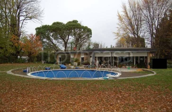 casa indipendente in vendita ad Albizzate