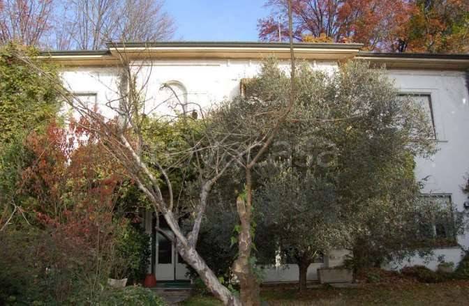 casa indipendente in vendita ad Albizzate