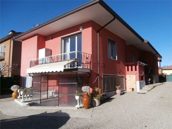 casa indipendente in vendita ad Albizzate