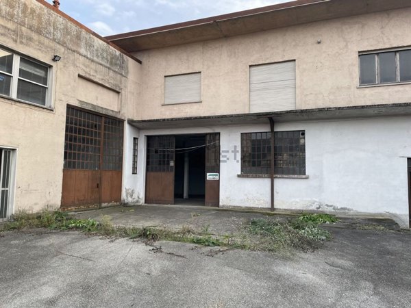 capannone in vendita ad Albizzate