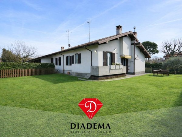 casa indipendente in vendita ad Albizzate