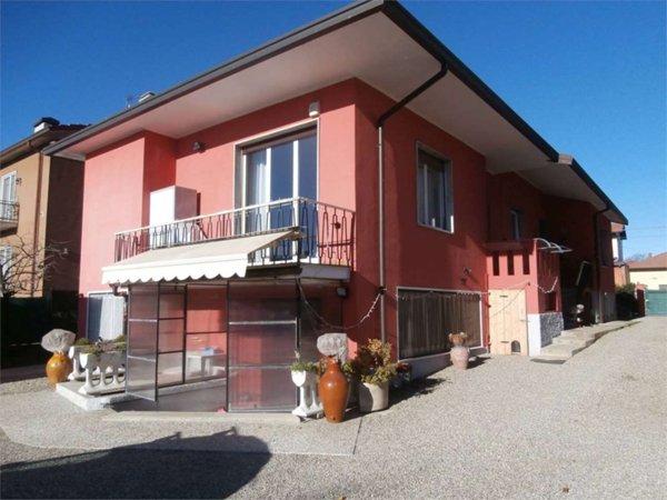 casa indipendente in vendita ad Albizzate