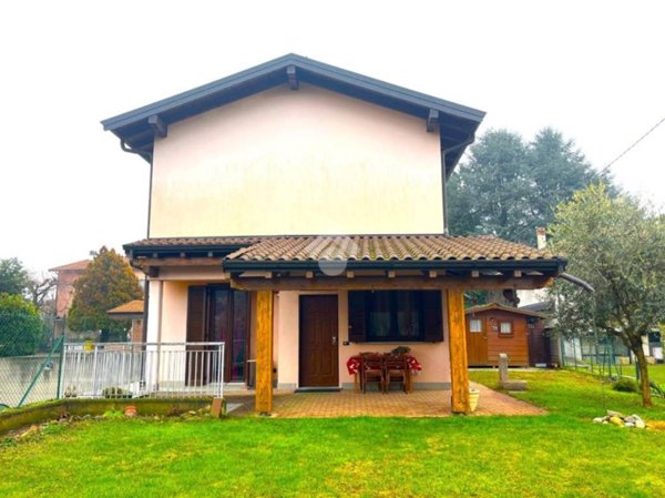 casa indipendente in vendita ad Albizzate