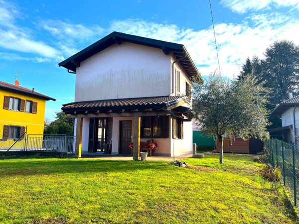 casa indipendente in vendita ad Albizzate