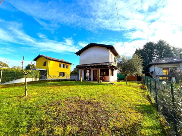 casa indipendente in vendita ad Albizzate