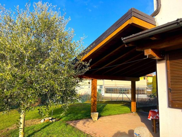 casa indipendente in vendita ad Albizzate