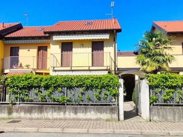 casa indipendente in vendita ad Albizzate