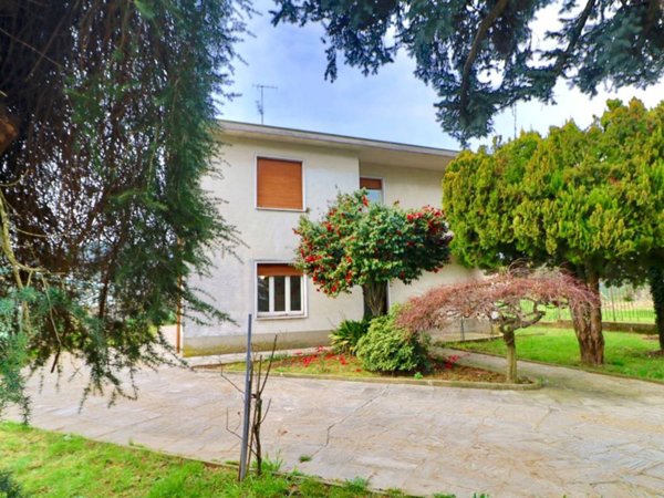 casa indipendente in vendita ad Albizzate