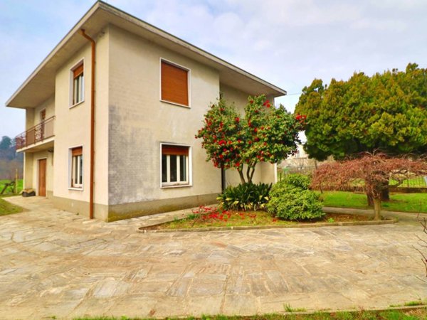 casa indipendente in vendita ad Albizzate