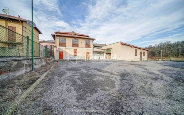 casa indipendente in vendita ad Albizzate
