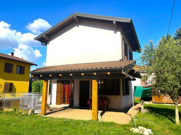 casa indipendente in vendita ad Albizzate