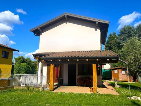casa indipendente in vendita ad Albizzate