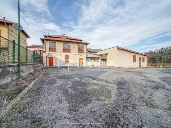 casa indipendente in vendita ad Albizzate